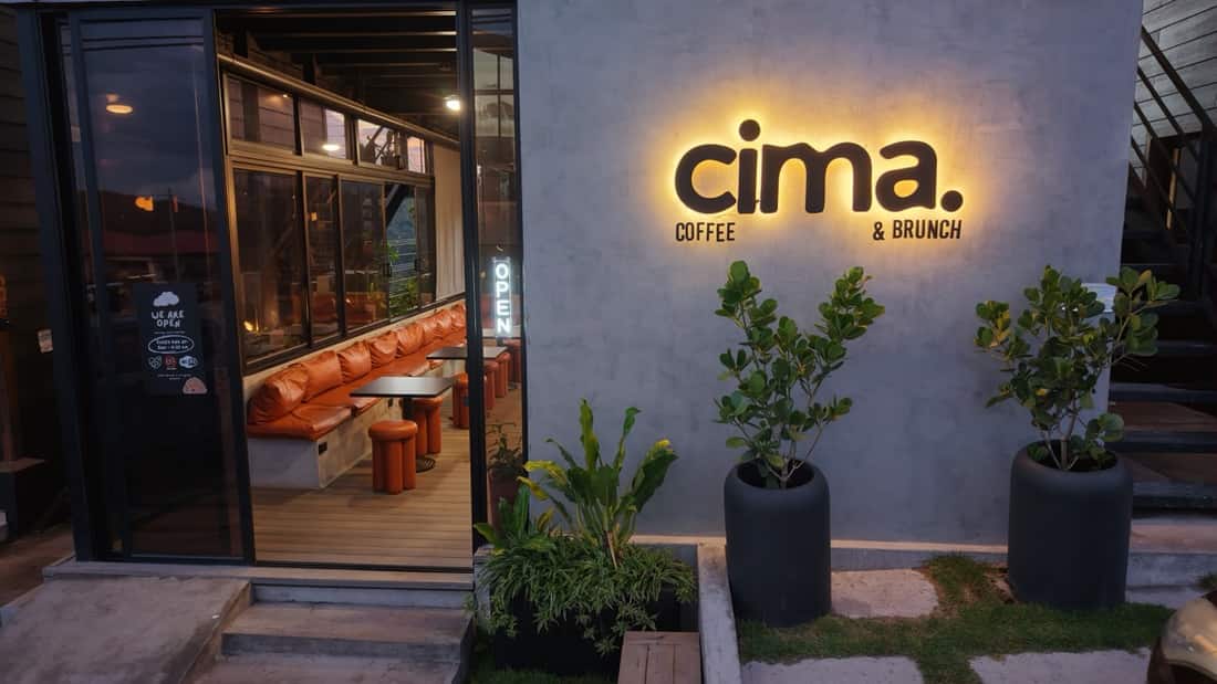Fachada de Cima Coffee and Brunch en Alto Boquete, iluminada al atardecer